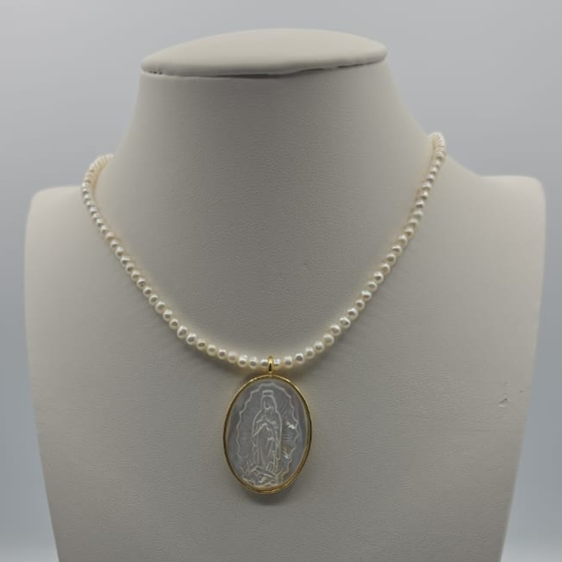 Collar perla medalla V.Guadalupe nacar engastado 22x30mm