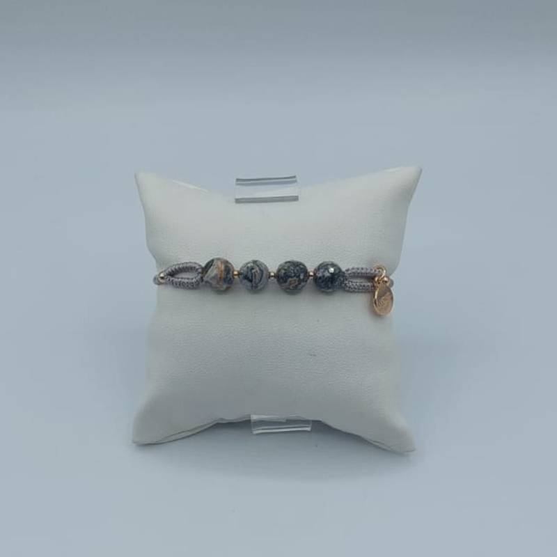 Pulsera De Hilo Con  Love Gris