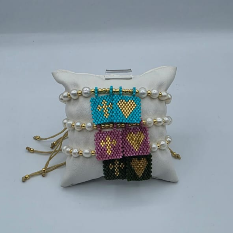 Pulseras Hilo Beis, Perlas, Dijes Escapularios Miyu en Verde, Fucsia, Turquesa, Negro, Azul y Morado