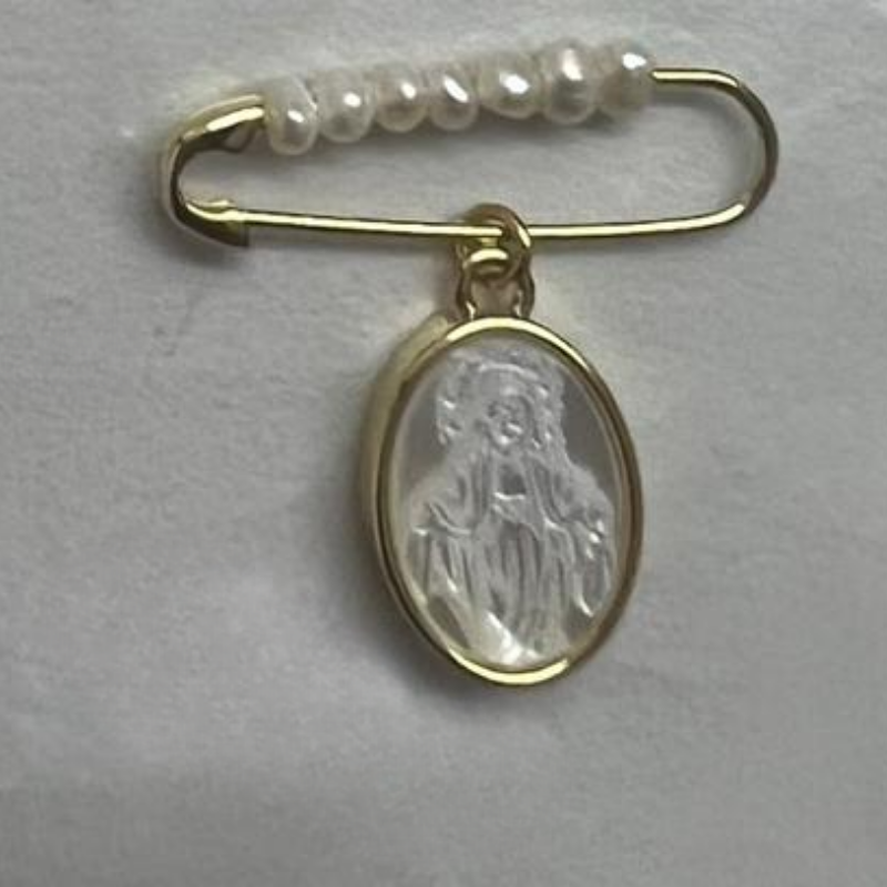 Pin perla V.Milagrosa engastada nacar 8x11mm
