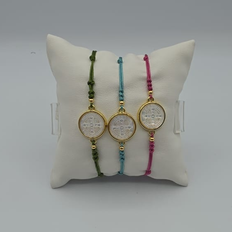 Pulseta hilo verde, turquesa y fucsia, dije san benito nacar 15mm
